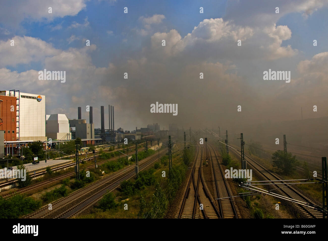 Rauchwolken aus einem Auto Feuer driften in Richtung einer Powerstation Vattenfall, Berlin Stockfoto