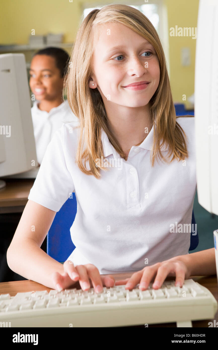 Computerterminal im klassenzimmer -Fotos und -Bildmaterial in hoher ...