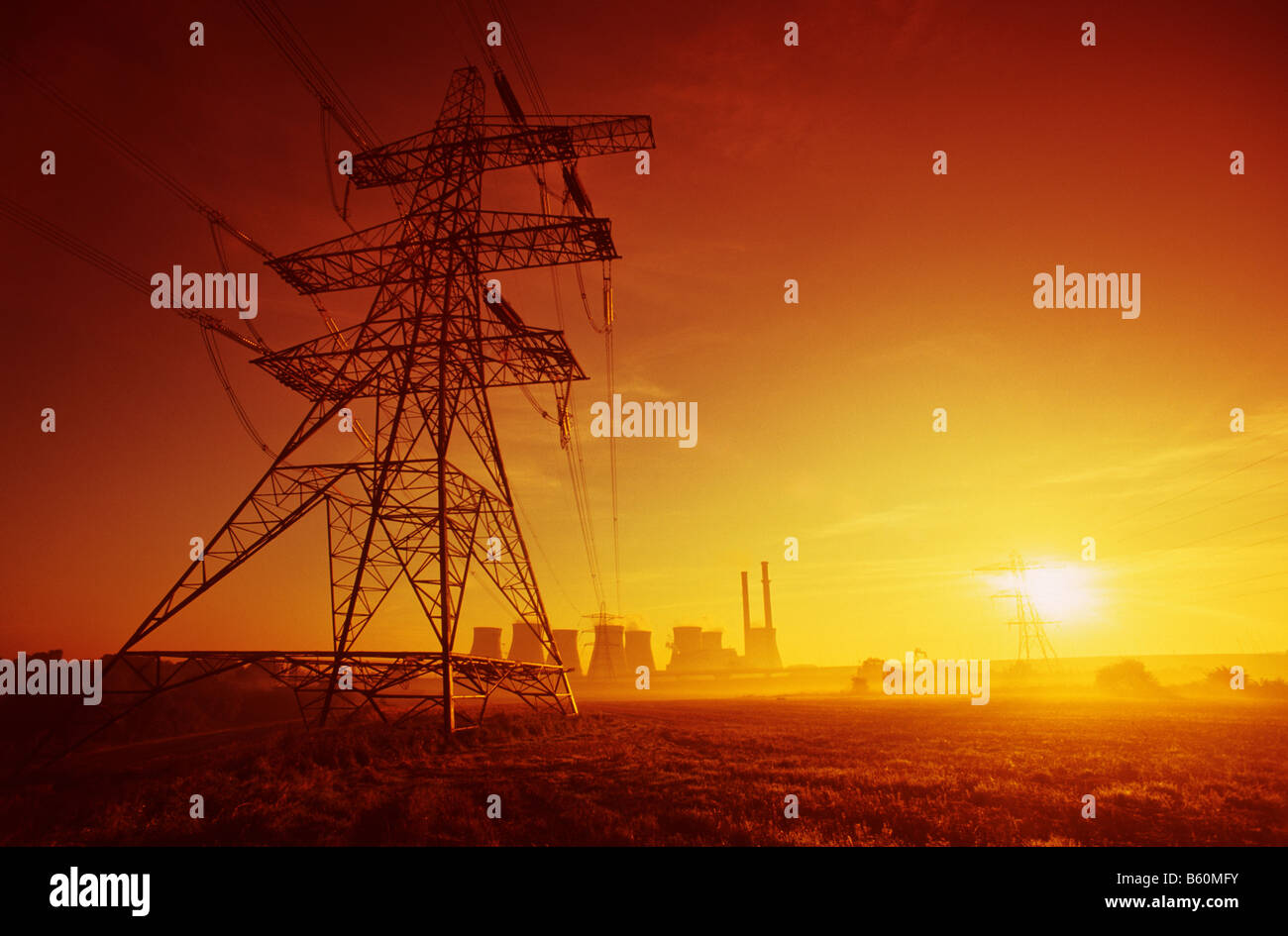 Sonnenaufgang und riesigen Strommasten von Ferrybridge Kohle betriebene Kraftwerk Yorkshire UK Stockfoto