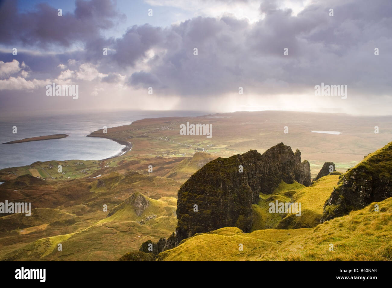 Der Quiraing Staffin Bay jenseits. Isle Of Skye, Schottland Stockfoto