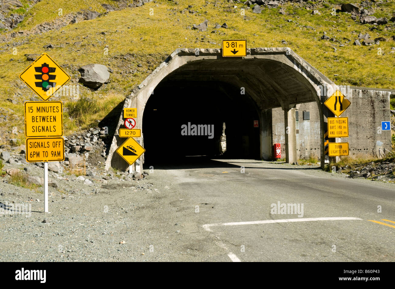 Der Osteingang zum Holmer Tunnel, auf dem Milford Sound Road, Fjordland, Südinsel, Neuseeland Stockfoto