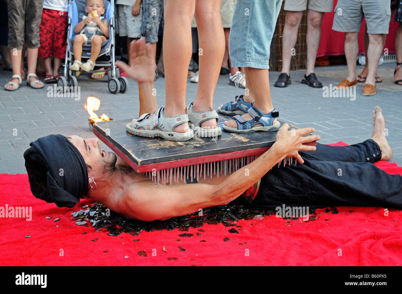 Bett aus Nägeln, Fakir, Trick, Display, Mittelaltermarkt, mittelalterliche Spiele, La Nucia, Costa Blanca, Alicante, Spanien, Europa Stockfoto