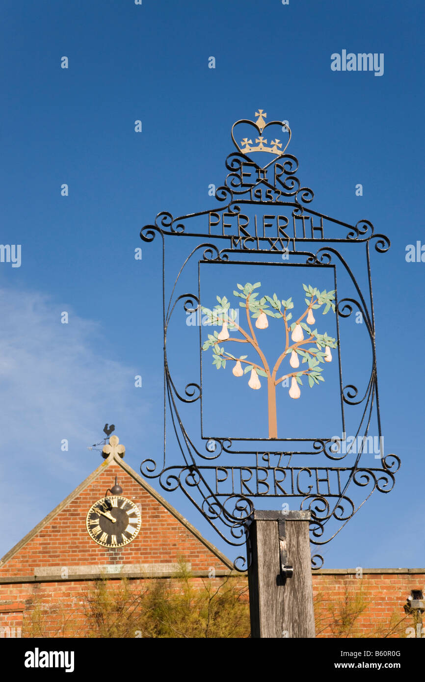 Pirbright Surrey England UK Dorf platzieren Namensschild im künstlerischen schmiedeeisernen design Stockfoto