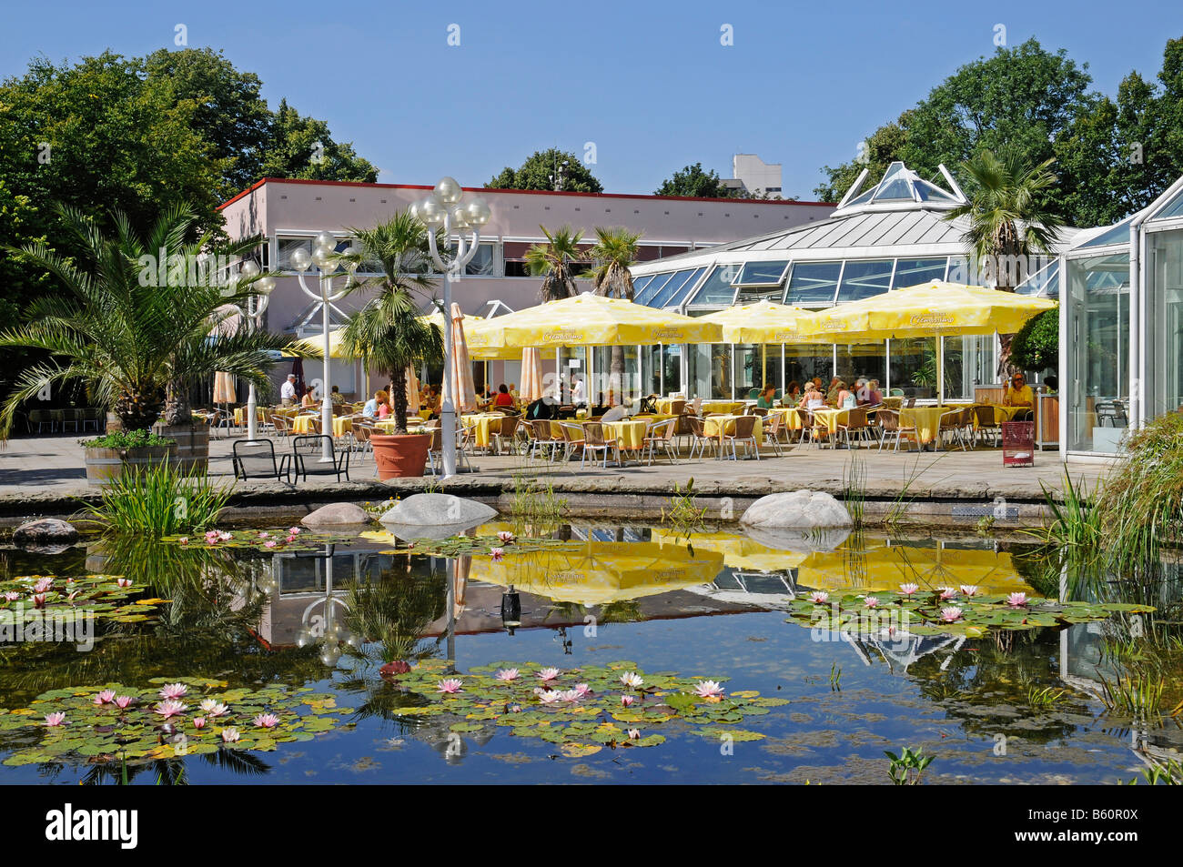 Seerosenteich, Orangerie, Leute, Gastronomie, Grugapark, Essen, Ruhrgebiet, Ruhrgebiet, Nordrhein-Westfalen Stockfoto