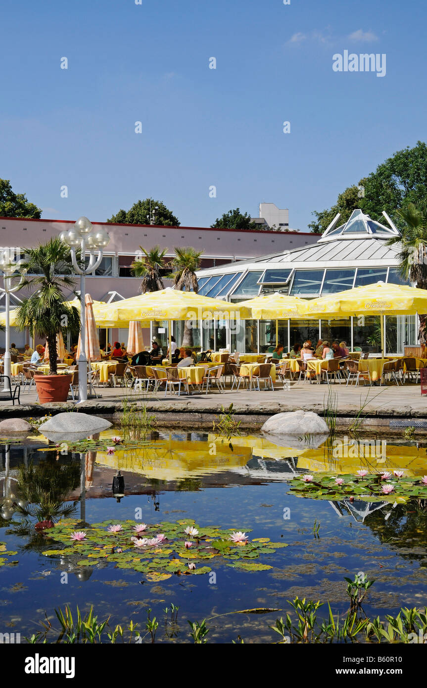 Seerosenteich, Orangerie, Leute, Gastronomie, Grugapark, Essen, Ruhrgebiet, Ruhrgebiet, Nordrhein-Westfalen Stockfoto