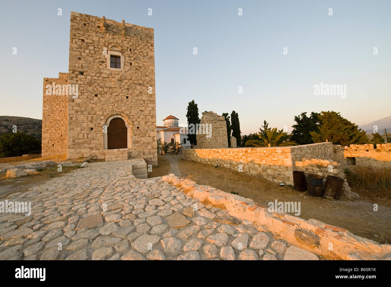 Schloss und Kirche im Licht der Abendsonne auf einer griechischen Insel Stockfoto