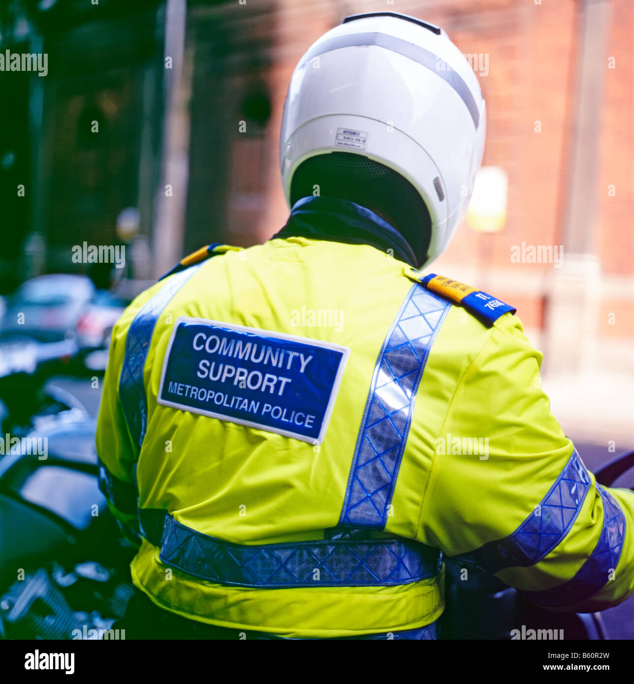 Rückansicht des Schilds auf der fluoreszierenden Jacke des Community Support Metropolitan Police Officer London England UK KATHY DEWITT Stockfoto