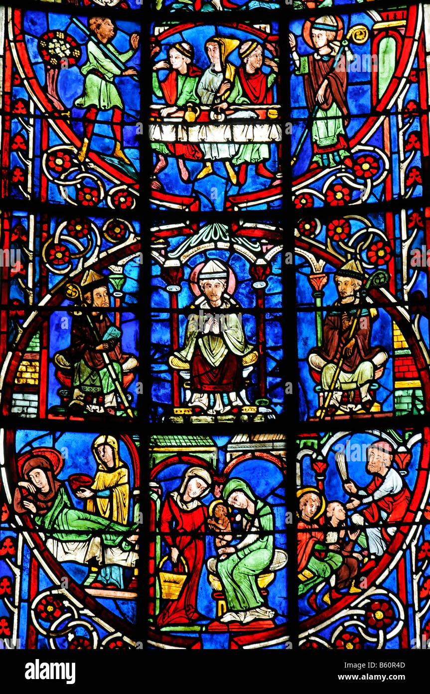 Bunt gefärbt, Glasfenster, Kirchenfenster, Darstellung von Alltagssituationen aus dem Mittelalter, die Kathedrale Saint Etienne Stockfoto