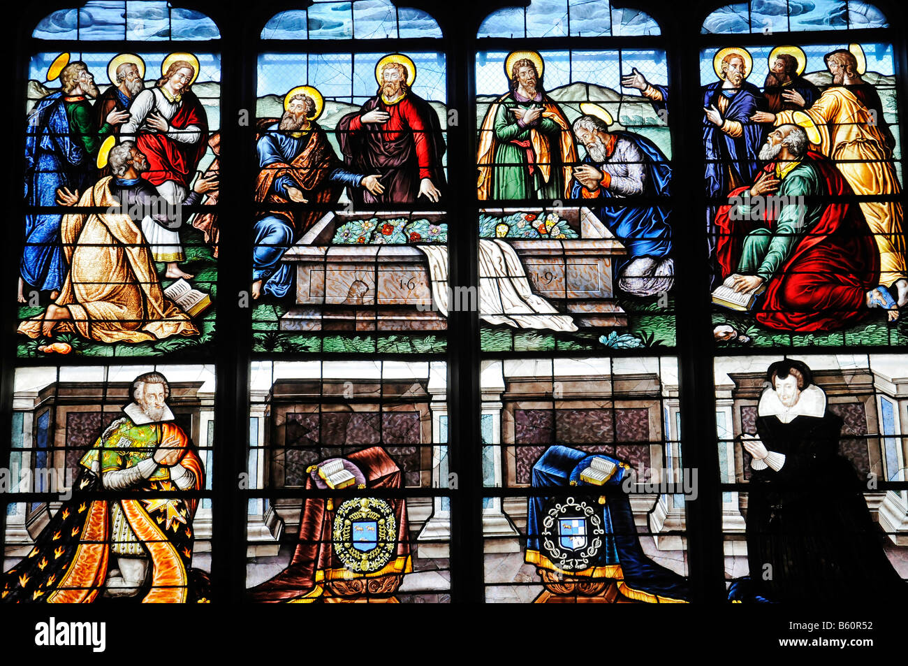 Bunt gefärbt, Glasfenster, Kirchenfenster, Darstellung von Alltagssituationen aus dem Mittelalter, die Kathedrale Saint Etienne Stockfoto