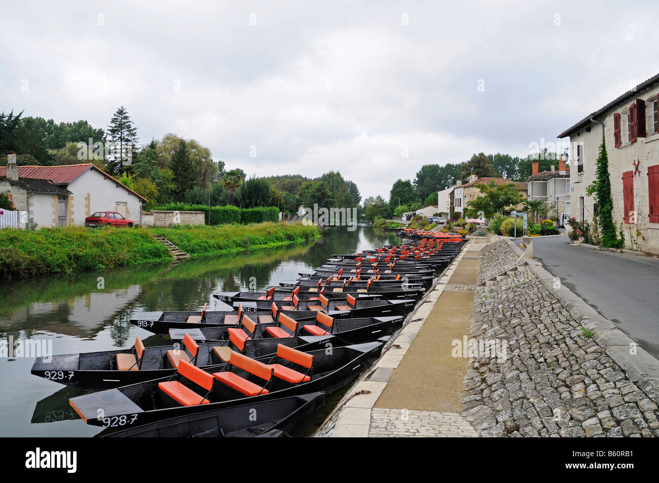Boote, Marais Poitevin, Fluss und Sümpfe, Coulon, Poitou-Charentes, Frankreich, Europa Stockfoto