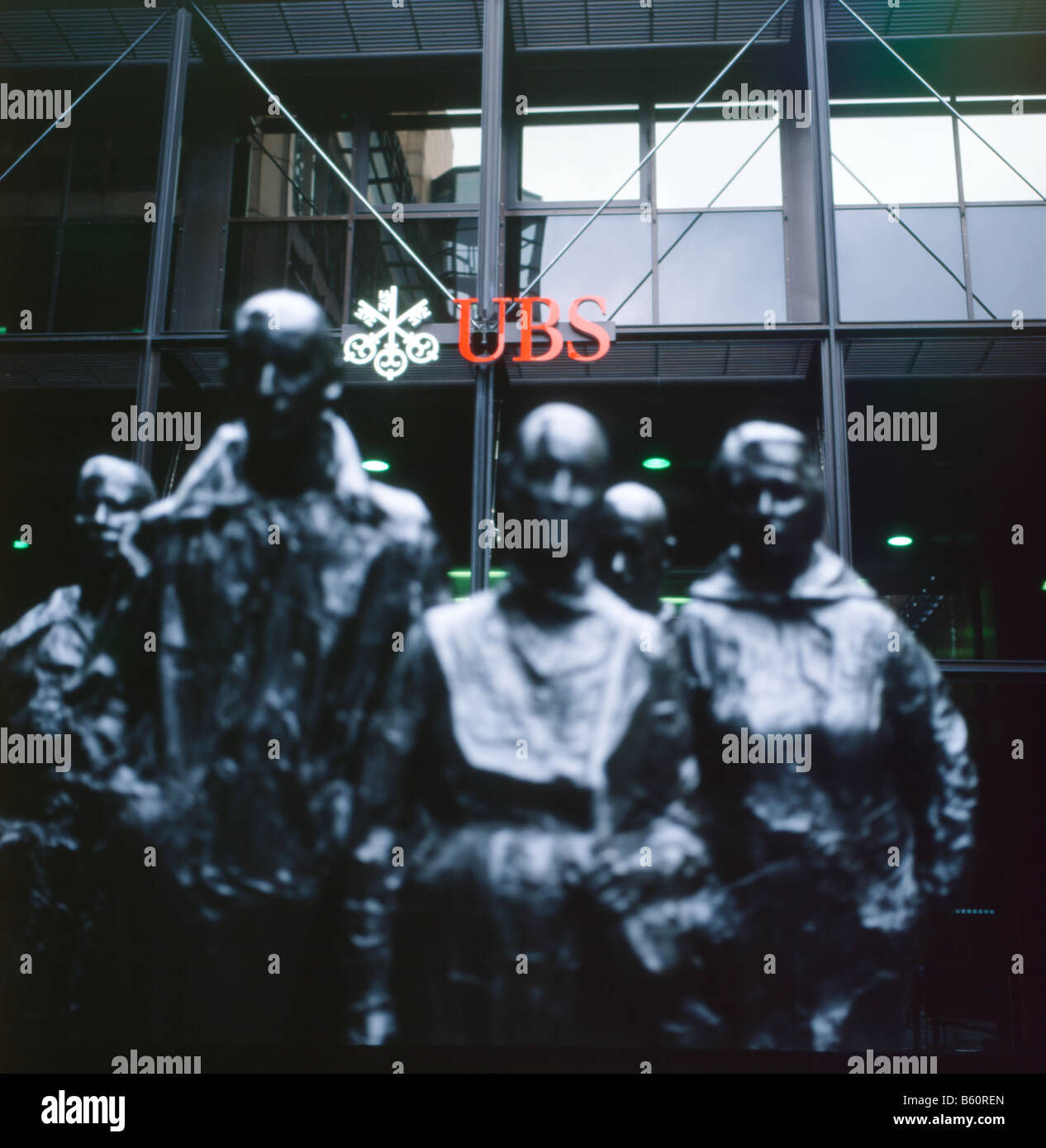 Skulptur von Menschen bei der Rush Hour vor der Fassade des ehemaligen Hauptsitzengebäudes der UBS-Investmentbank in Broadgate City, London, 2008 KATHY DEWITT Stockfoto