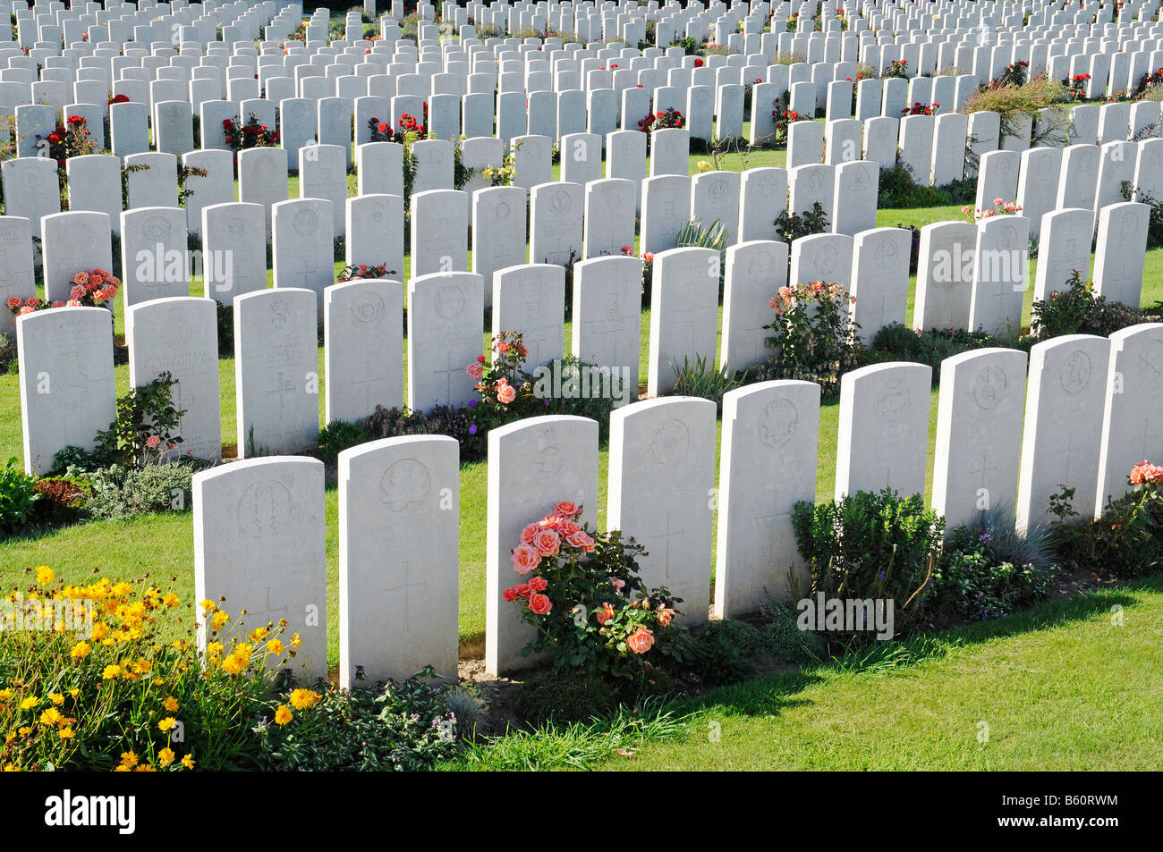 Zahlreiche weiße Grabsteine, Zeilen, soldatische Gräber, Kriegsgräber, die gefallenen britischen Terlincthun Krieg Friedhof, Weltkrieg, Wimille Stockfoto