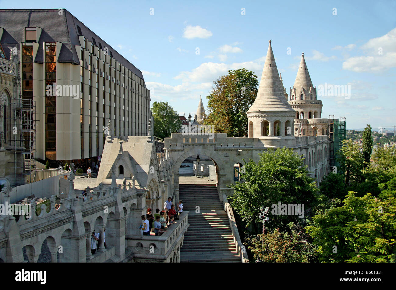 Halászbástya oder Fishermans Bastion, Hilton Hotel auf der linken Seite, Budapest, Ungarn, Europa Stockfoto