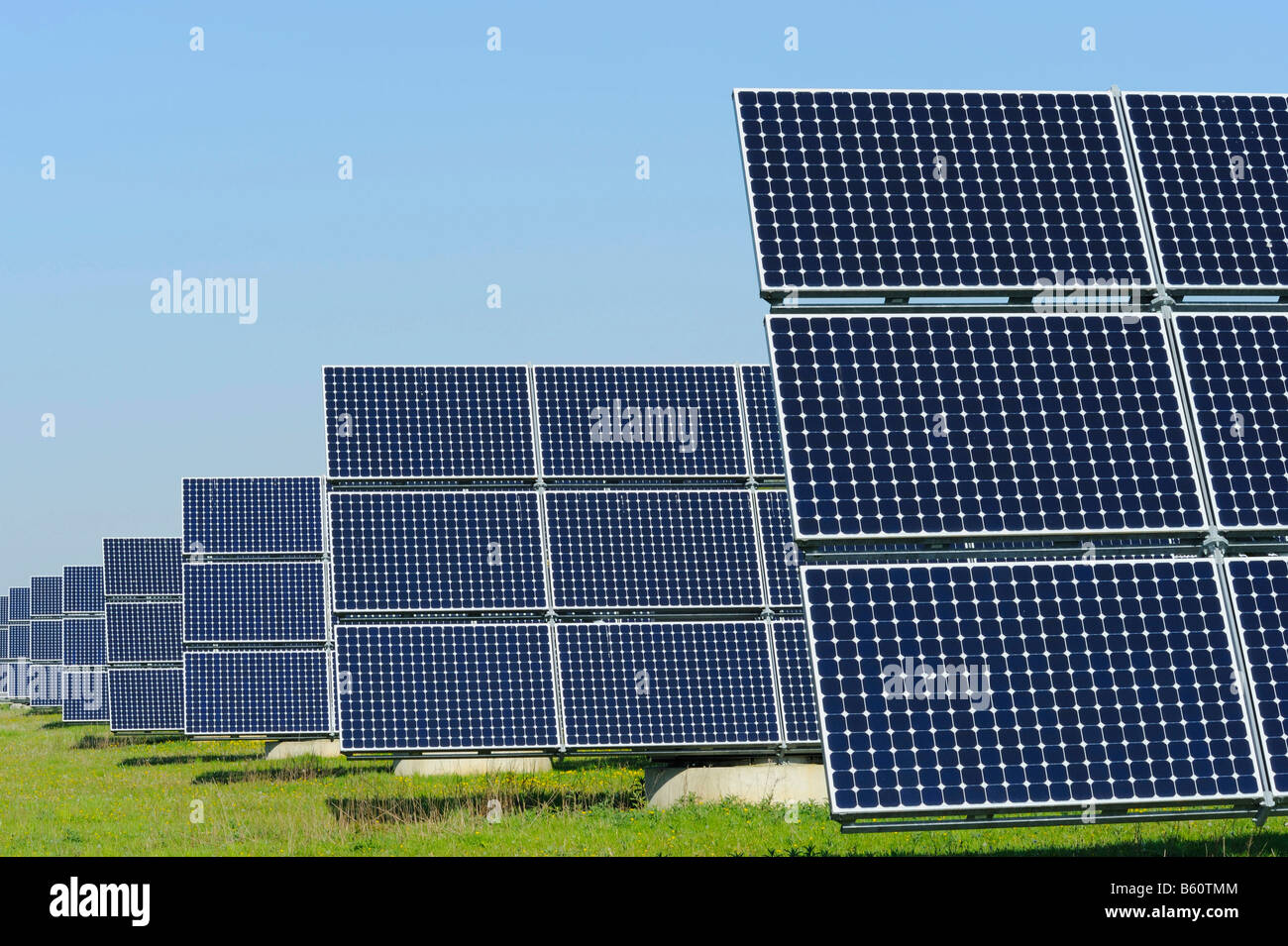 Größte photovoltaische Solarkraftwerk der Welt in der Nähe von Arnstein, Bayern tracking Stockfoto