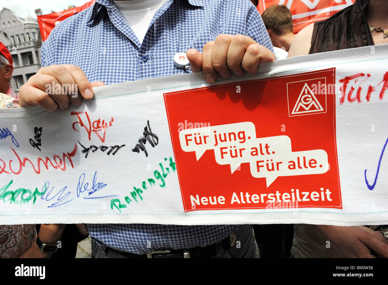 Band der Generationen mit Unterschriften, beschriften: für junge. Für alte. Für alle. Neuer Teilzeit-Arbeit für ältere Menschen. Protest Stockfoto