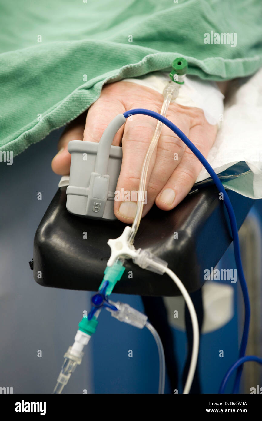 Hand mit Puls-Sensor und Infusion Katheter, Neurochirurgie OP-Saal, Oberschwaben Klinik St. Elisabeth Krankenhaus Stockfoto