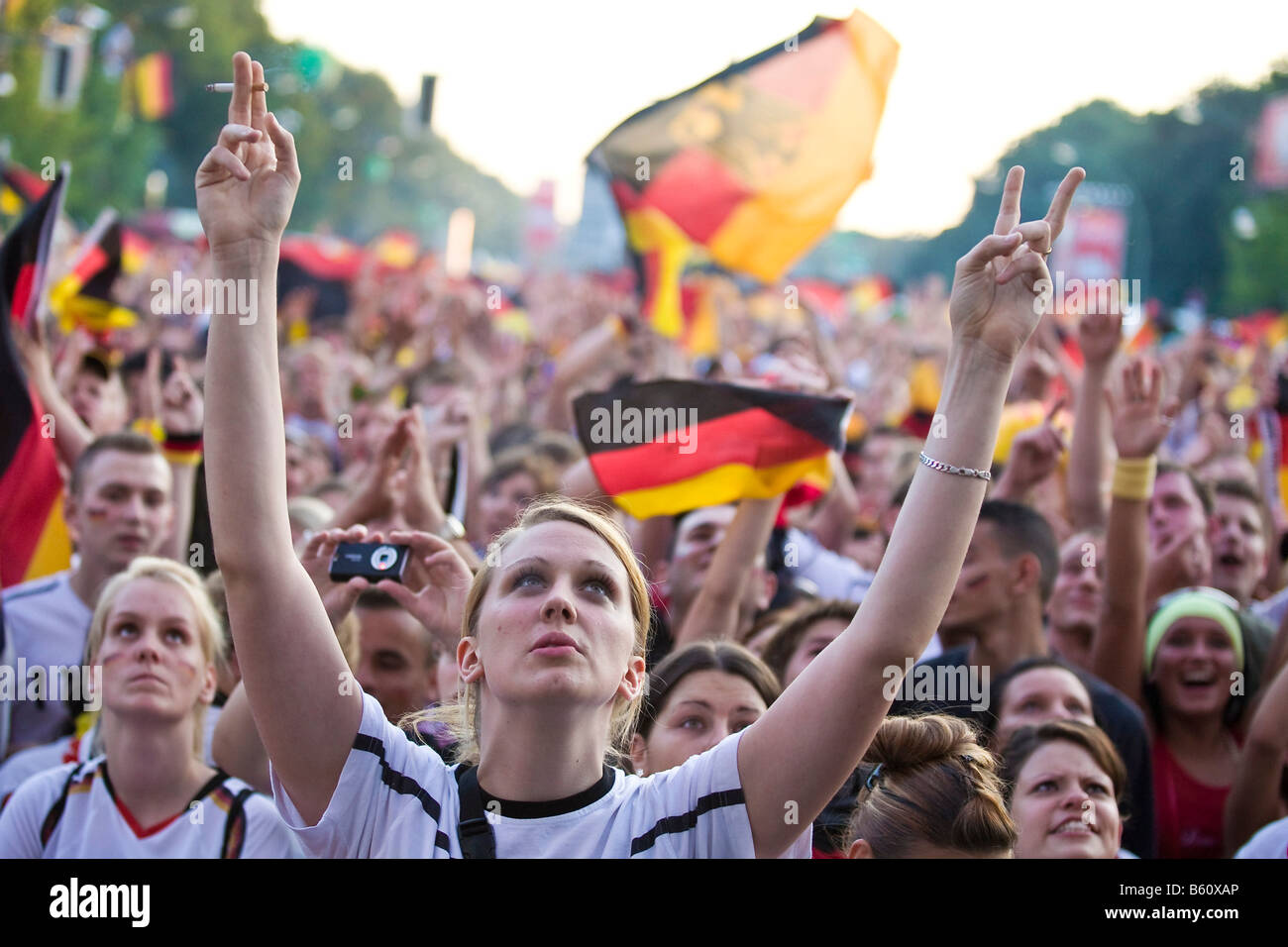 Fans, die gerade des Endspiel der Fußball-EM auf der Berliner Fanmeile Berlin Stockfoto