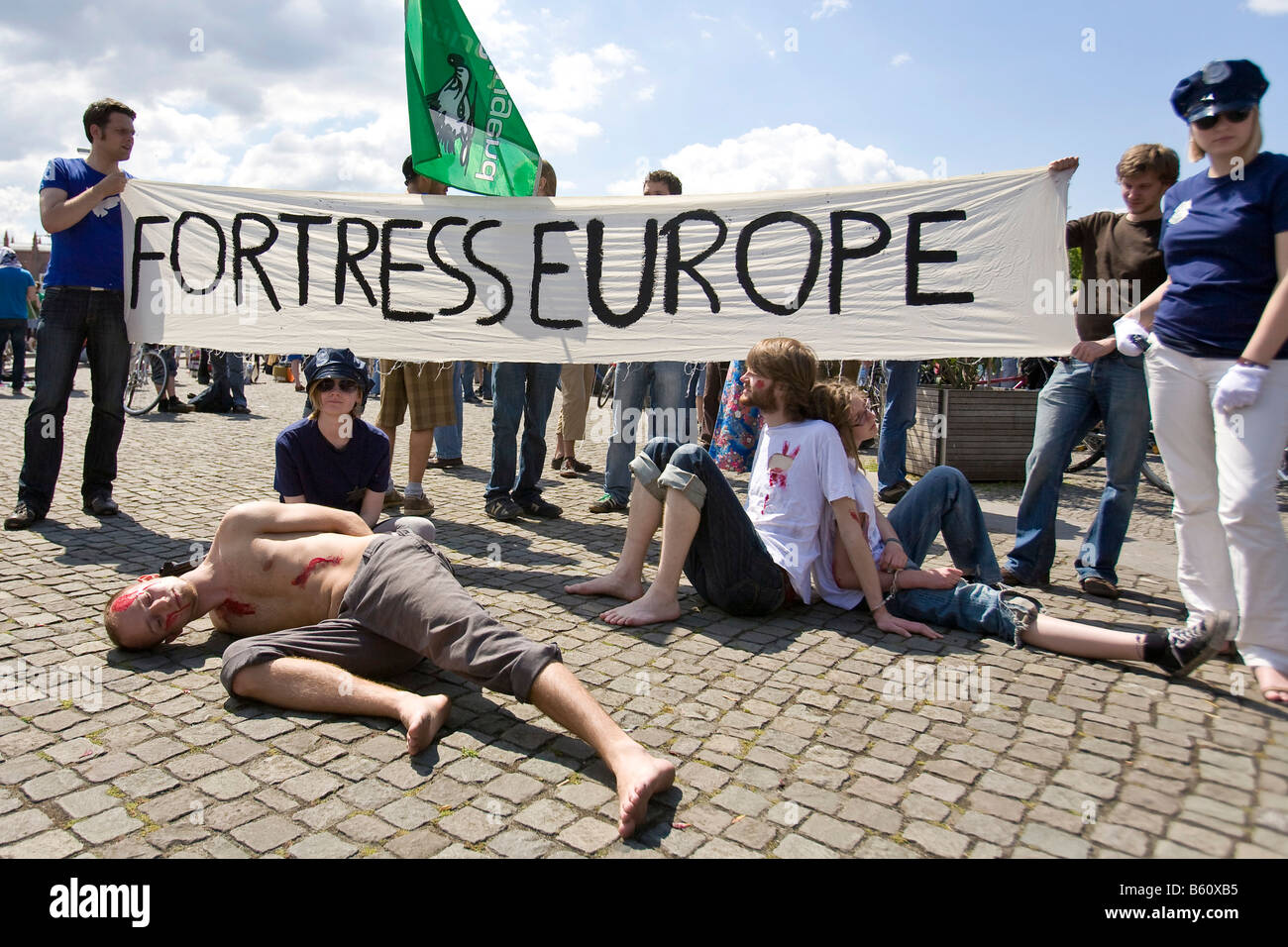 Festung Europa, Banner, Straßenkunst als Protest der Demonstranten auf den 15. Jahrestag der Änderung des Grundgesetzes der Stockfoto