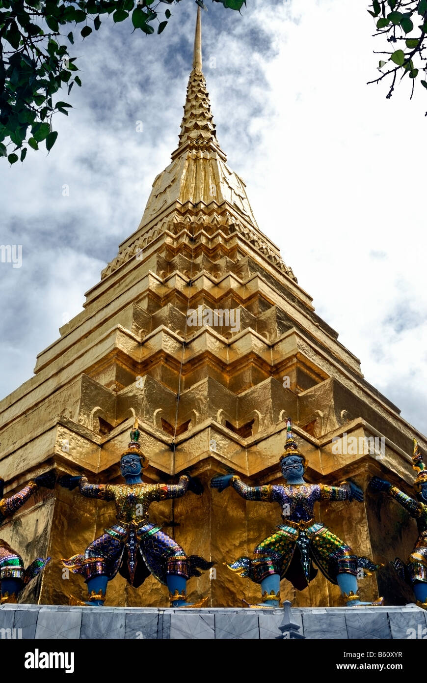 Goldene Chedi, Grand Palace, Bangkok, mit Affen wachen Stockfoto