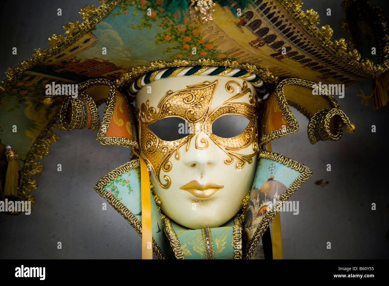 Vergoldete venezianischen Maske mit Hut, Venedig, Veneto, Italien, Europa Stockfoto