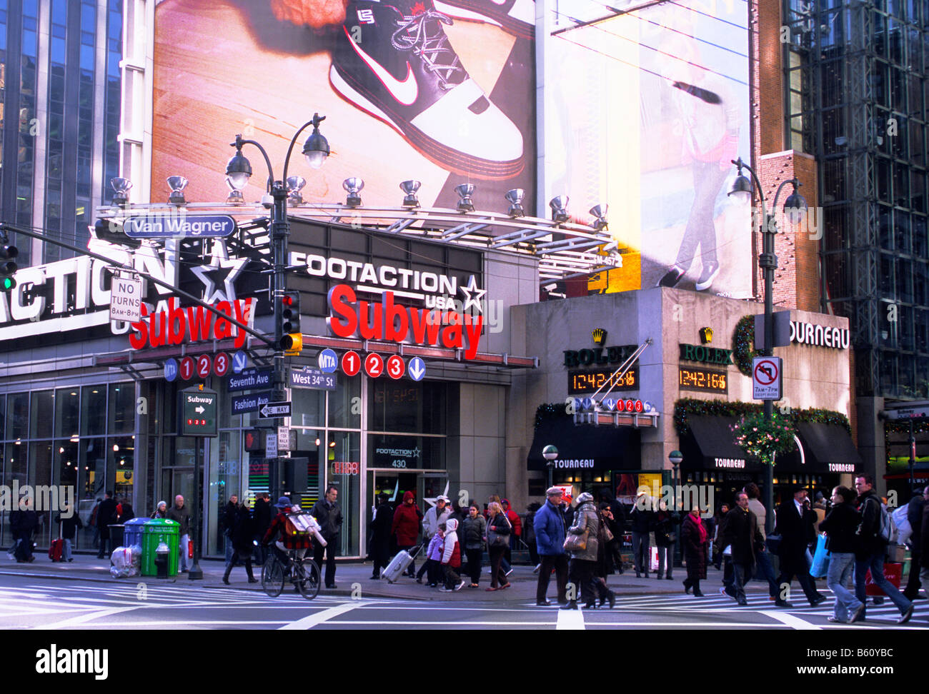 New York City Seventh Avenue Shopper auf einem belebten Samstag Nachmittag NYC-USA Stockfoto