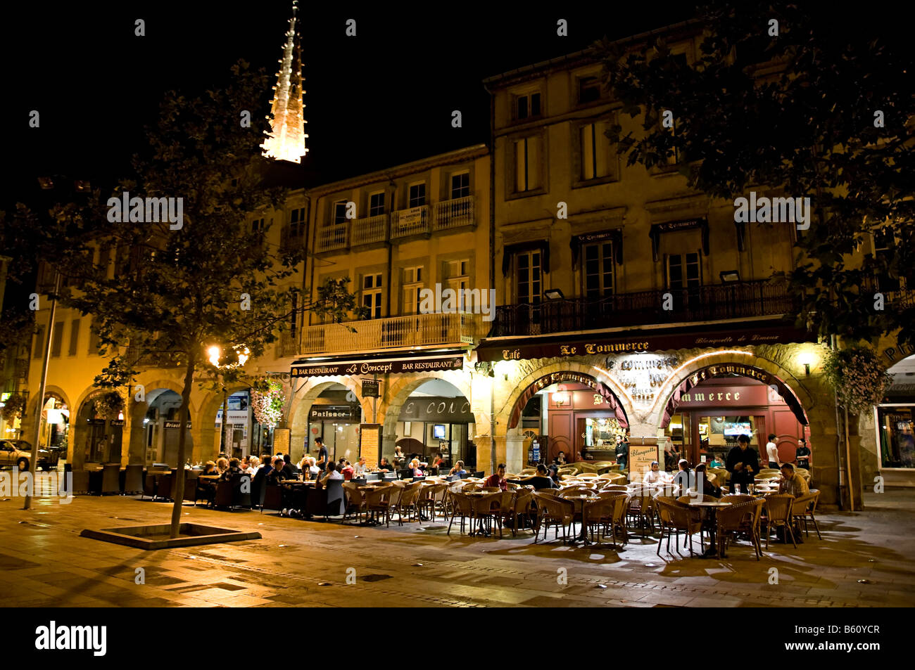 Limoux Stadthäuser in den Hauptplatz und Cafés unter in der Nacht Stockfoto