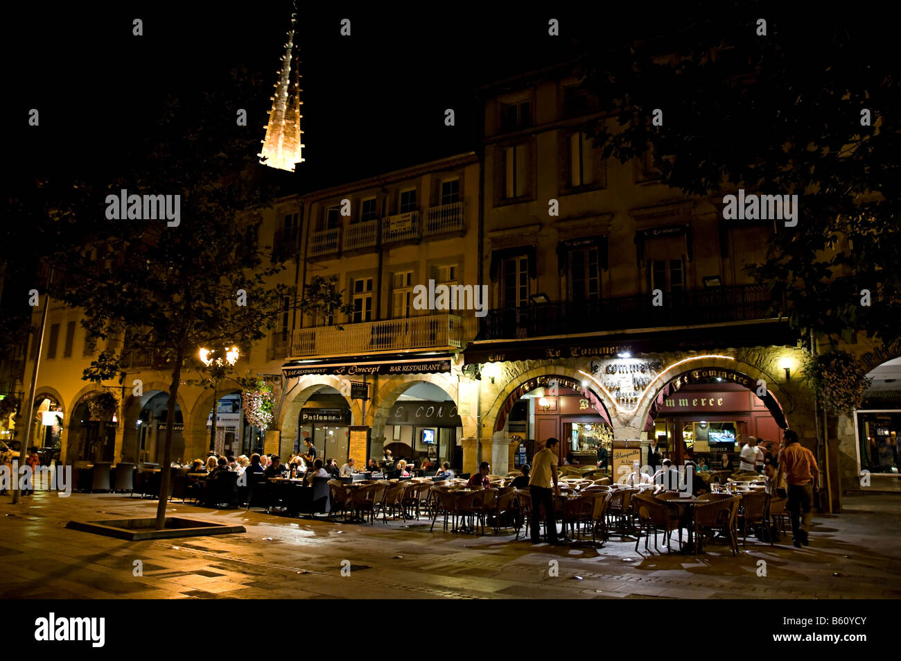 Limoux Stadthäuser in den Hauptplatz und Cafés unter in der Nacht Stockfoto
