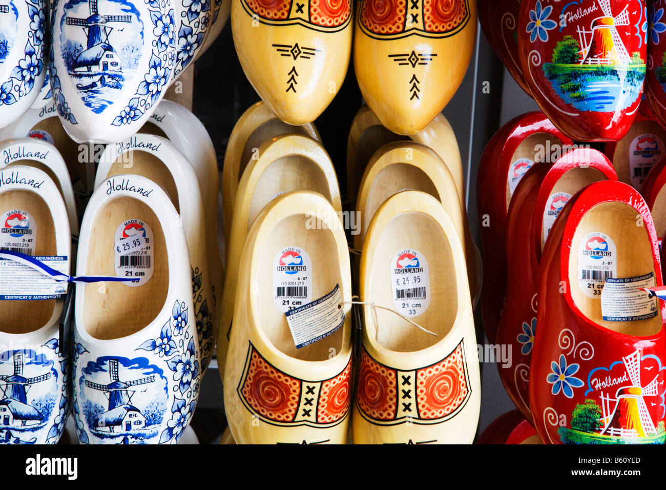 Clogs in einem Souvenir Shop Delft Niederlande Stockfoto