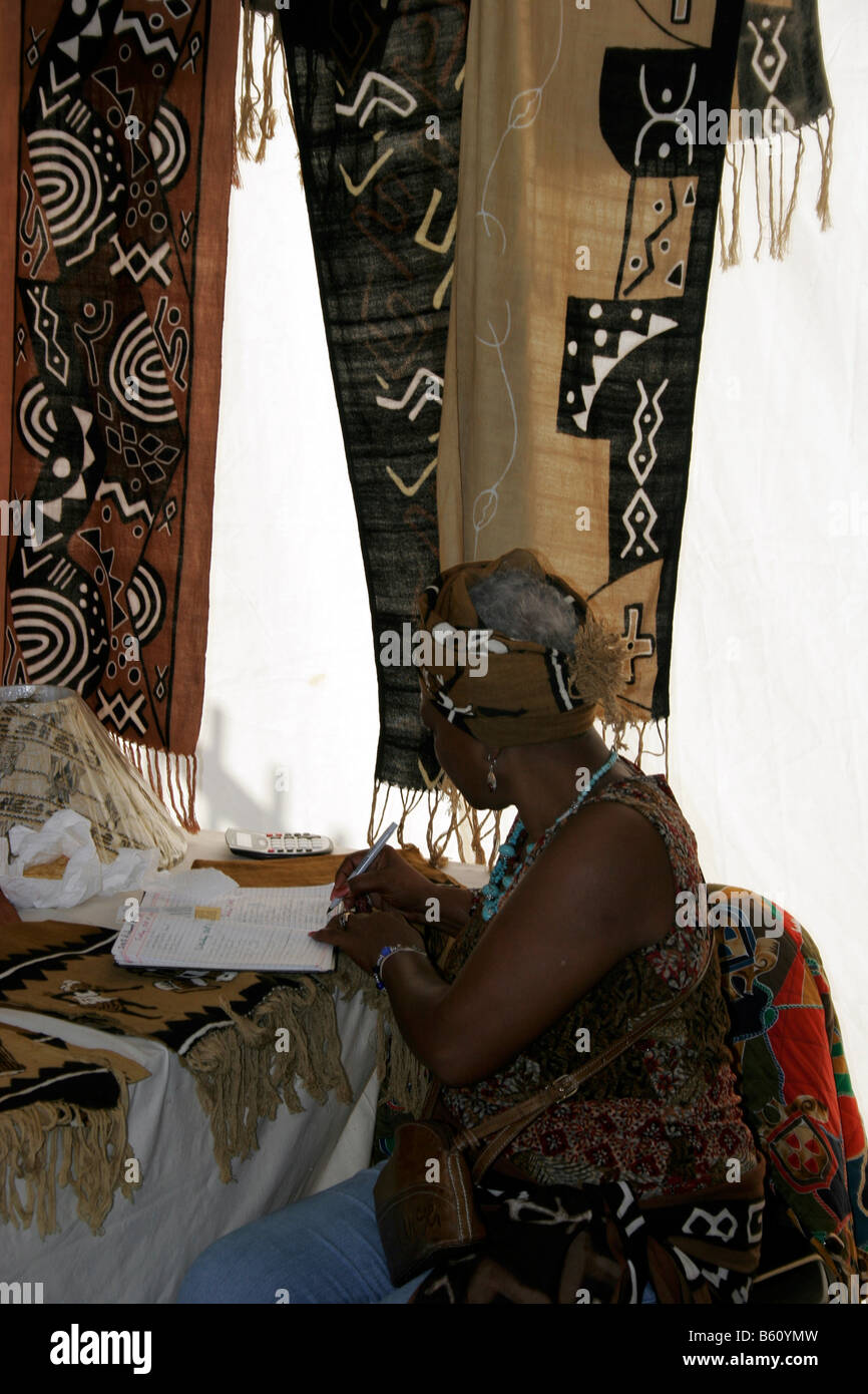 Afroamerikanerin mit Kunsthandwerk am folk Festival-Stand Stockfoto