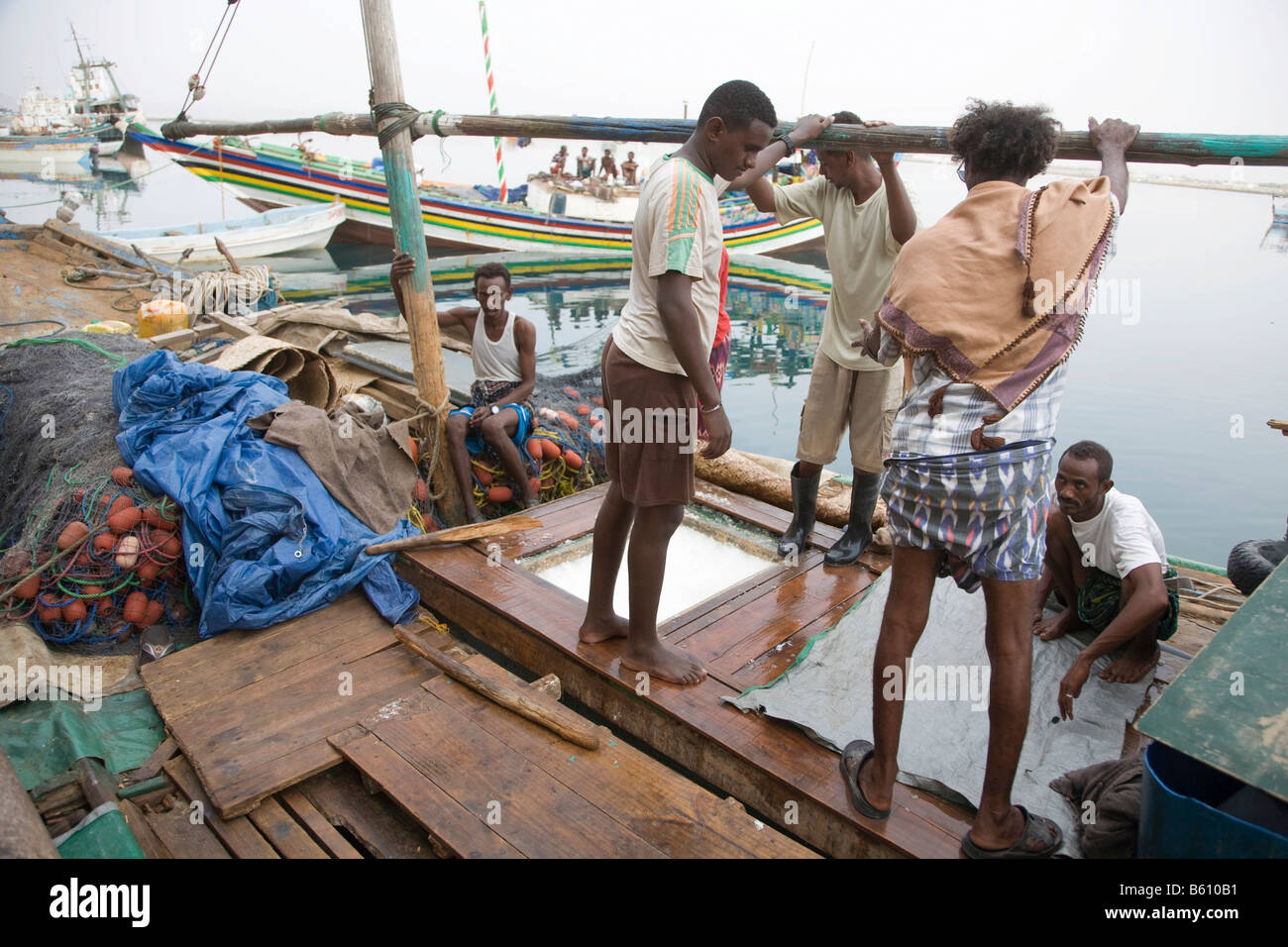 Arbeiter laden Eis auf einem Boot in der Fischerei Hafen Massawa, Rotes Meer, Eritrea, Horn von Afrika, Ostafrika Stockfoto