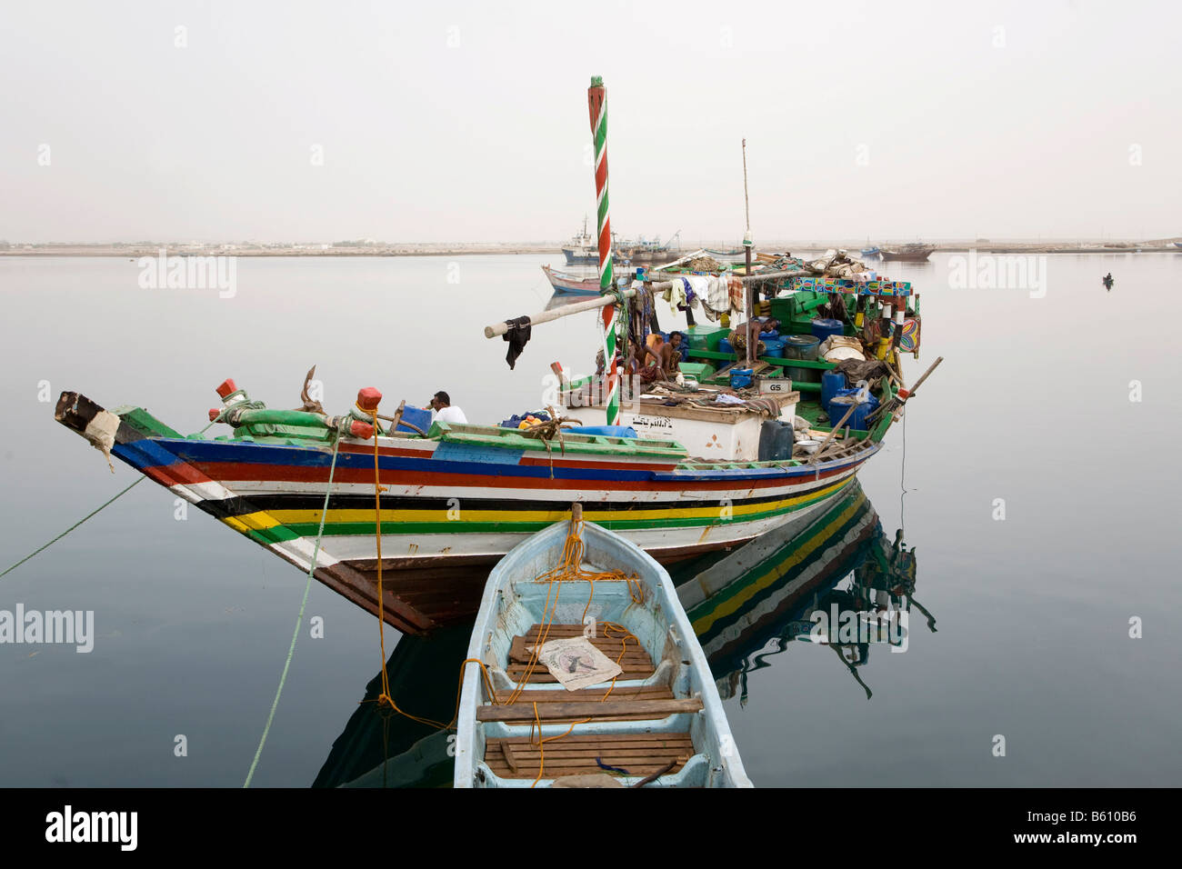 Bunte Fischerboot aus Jemen, Massawa, Rotes Meer, Eritrea, Horn von Afrika, Ostafrika Stockfoto
