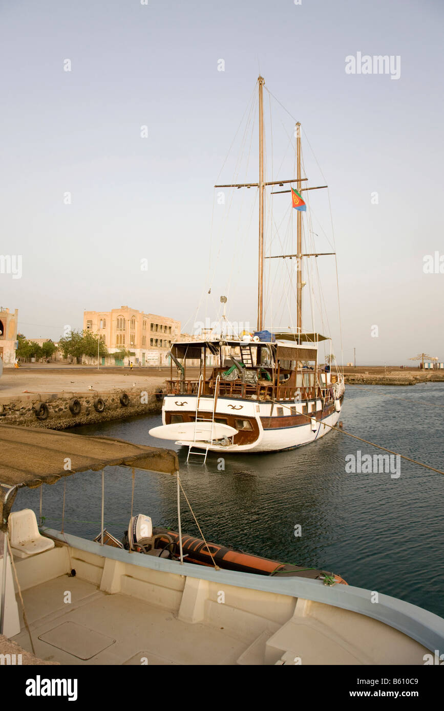 Brigantine im Hafen Massawa, Rotes Meer, Eritrea, Horn von Afrika, Ostafrika Stockfoto
