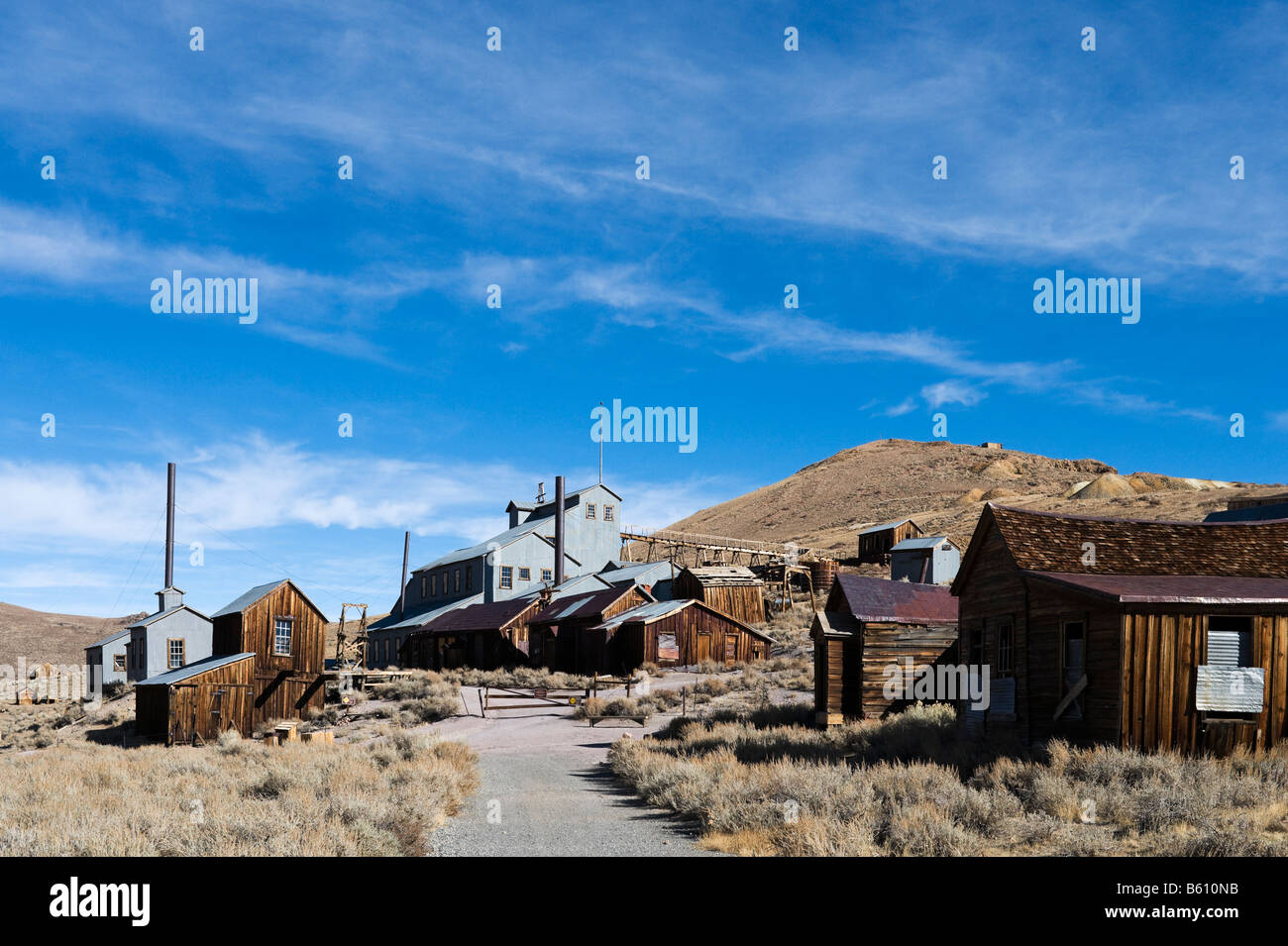 Die Standard Mühle und mir in der 19 ghost Town Bodie, in der Nähe von Bridgeport, die Berge der Sierra Nevada, Kalifornien, USA Stockfoto