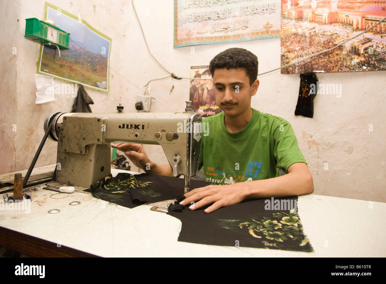 Schneider mit einer Nähmaschine, tailor Shop, San a, Jemen, Nahost  Stockfotografie - Alamy