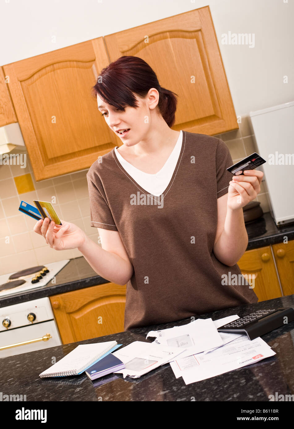 Junge Frau mit Kreditkartenschulden Herr PR Stockfoto