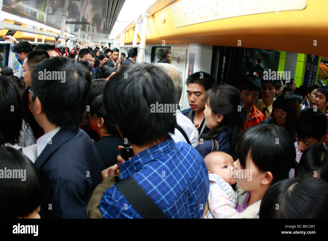 Chaos, einsteigen in überfüllten u-Bahn-Wagen, China. Überbevölkerung, Mas Verwirrung. Mob. Menschen Sie in China selten Que oben. Überbevölkerung ha Stockfoto
