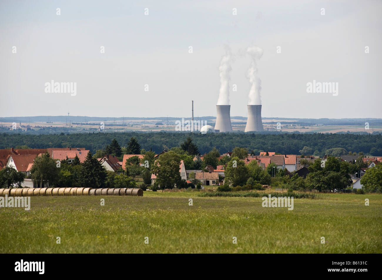 Grafenrheinfeld Atomic Energieanlage hinter dem Dorf Gochsheim in Bayern Stockfoto