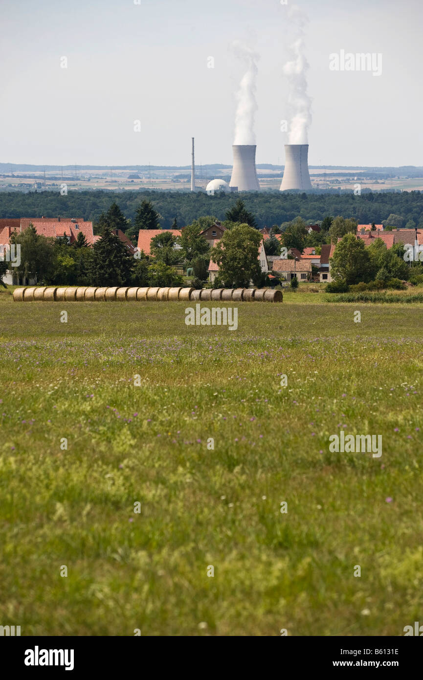 Grafenrheinfeld Atomic Energieanlage hinter dem Dorf Gochsheim in Bayern Stockfoto