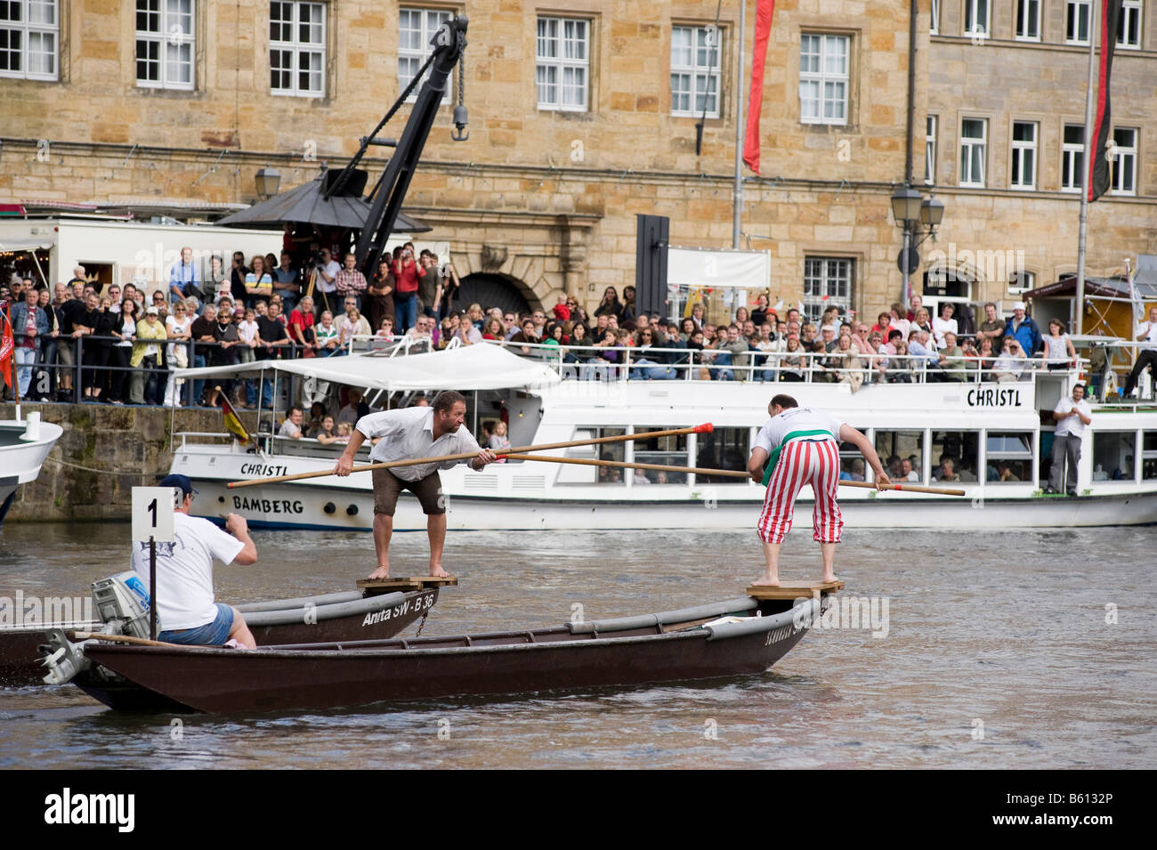 Männer am Boot, die Teilnahme an der traditionellen Fischer Fechten am Fluss Regnitz während der jährlichen "Sandkerwa" Messe, Bamberg Stockfoto