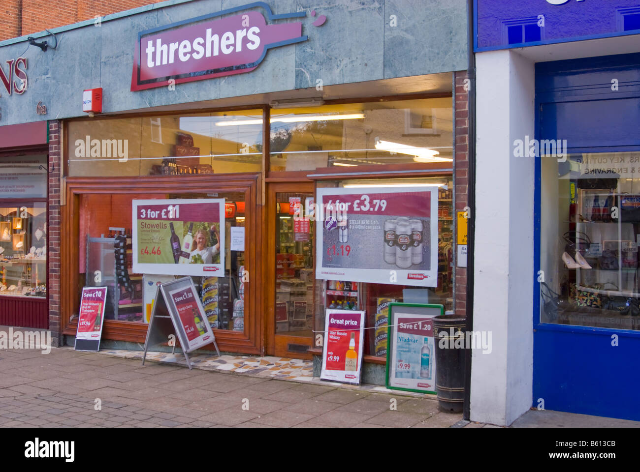 Dreschmaschinen Lizenz verkaufen billigen Alkohol mit angeboten geworben auf Brettern außerhalb Shop Shop in Woodbridge, Suffolk, Uk Stockfoto