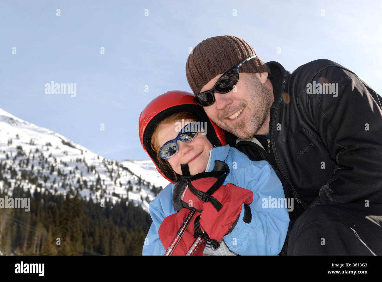 Vater und Tochter Skifahren Stockfoto