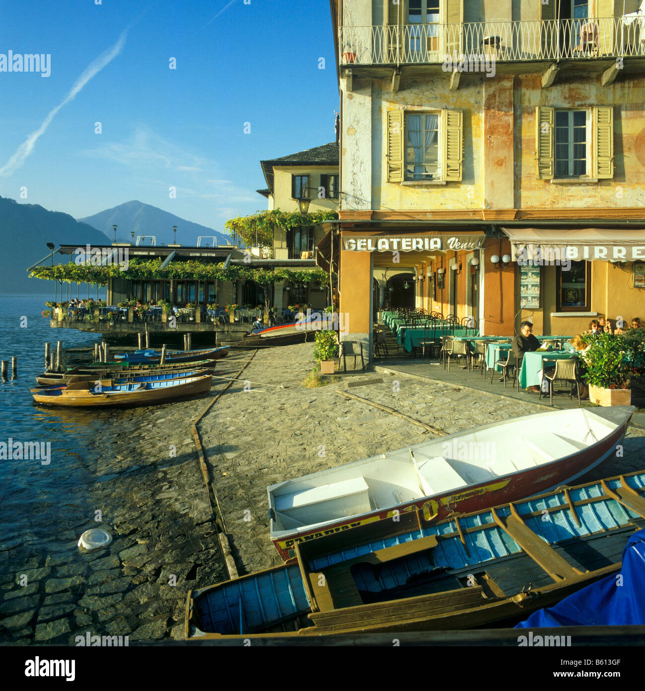 Waterfront mit Cafés, Bars und Restaurants, Orta San Giulio am Lago d Orta, Lago d ' Orta, Piemont, Italien, Europa Stockfoto