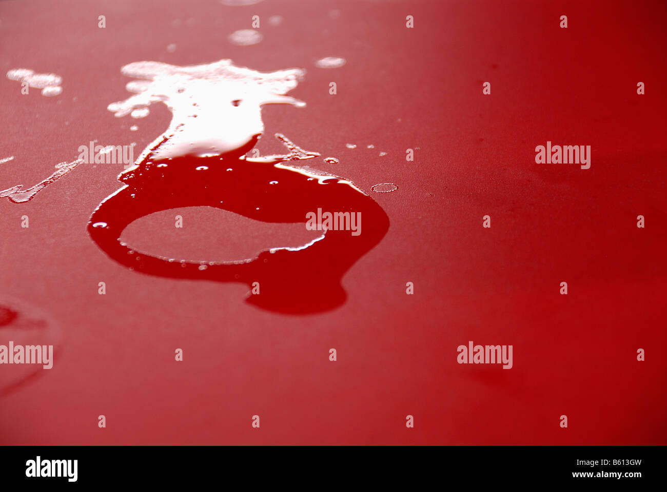 Wasser-Ring links auf einem Fast-Food-Restaurant-Tisch Stockfoto