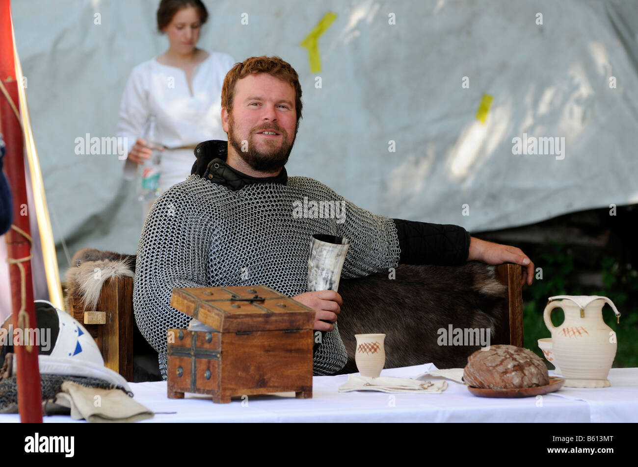 Ritter bei einem Bankett in einem Militärlager als Teil eines mittelalterlichen Turniers, Waescherburg Burg, Waeschenbeuren, Baden-Württemberg Stockfoto