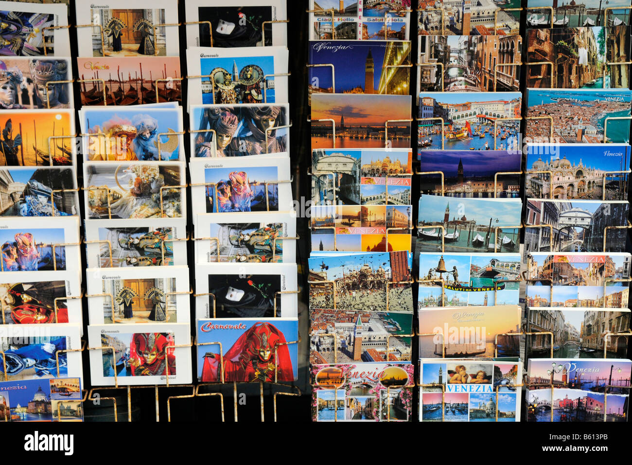 Postkarten, Verkaufsstand auf Piazza Piazza San Marco, Venedig, Veneto, Italien, Europa Stockfoto
