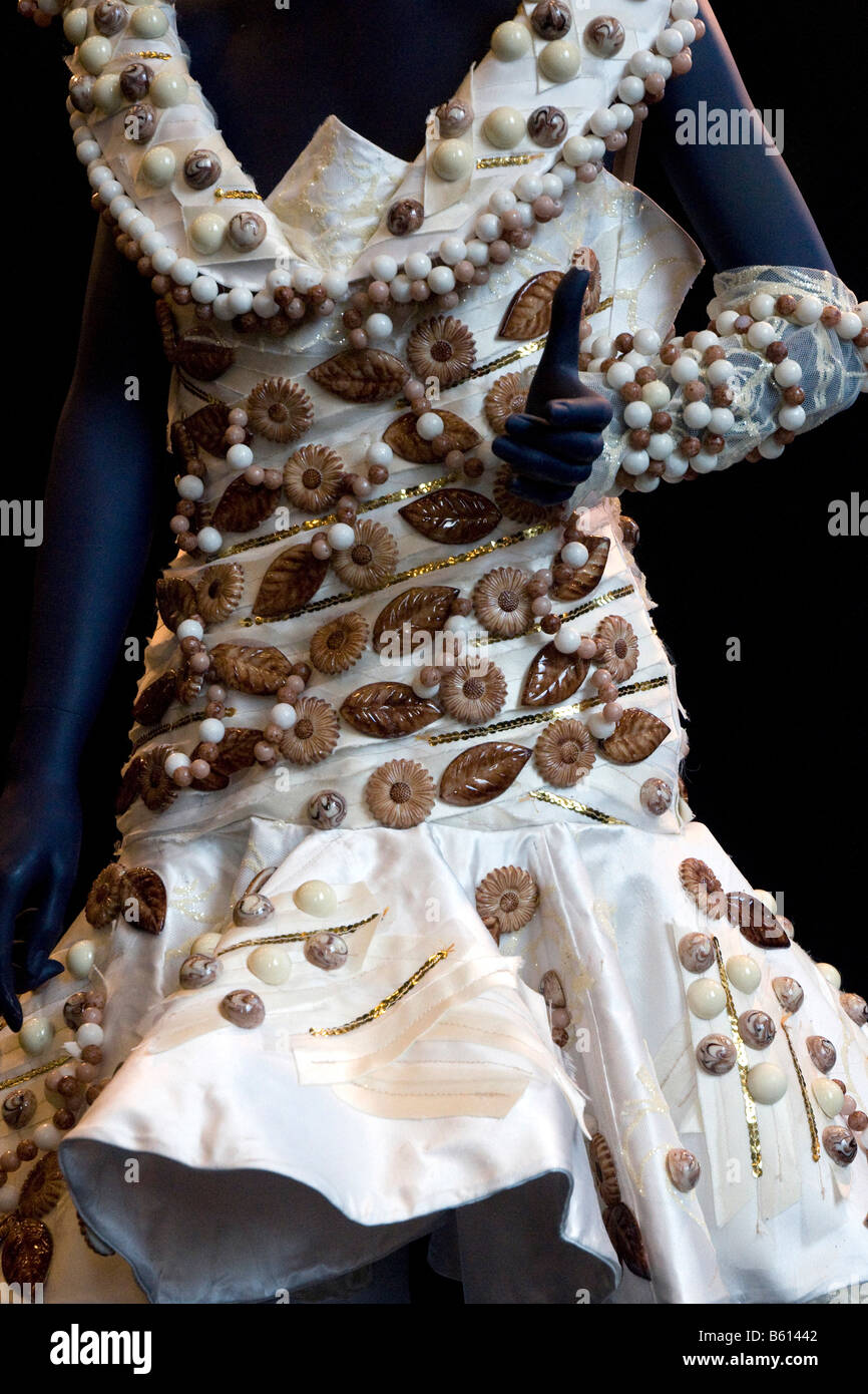 Schokolade überdachten Kleid designed by Jean Doucet für Ghraoui Pralinen von Syrien.  Kleid nach dem Vorbild im Salon du Chocolat 2008. Stockfoto