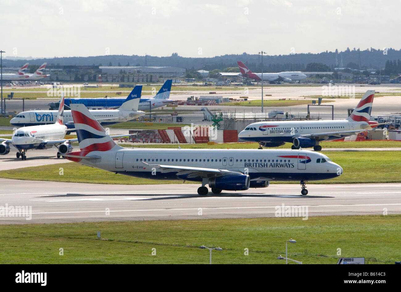British Airways Flugzeug auf der Landebahn am London Heathrow Airport England Großbritannien Stockfoto