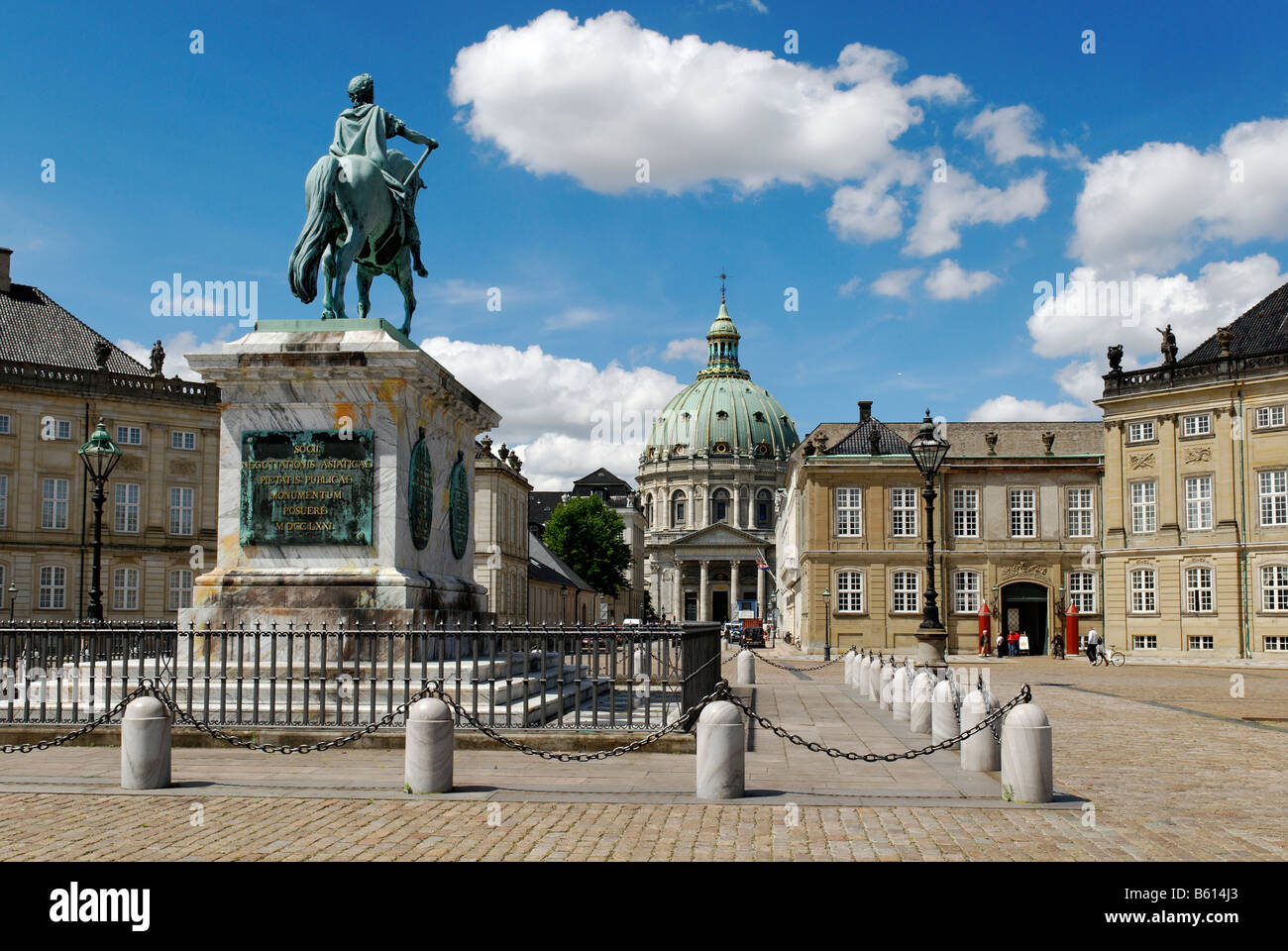 Reiterstandbild vor königlichen Schloss Amalienborg und Frederik es Kirche oder die Marmorkirche, Kopenhagen, Dänemark Stockfoto