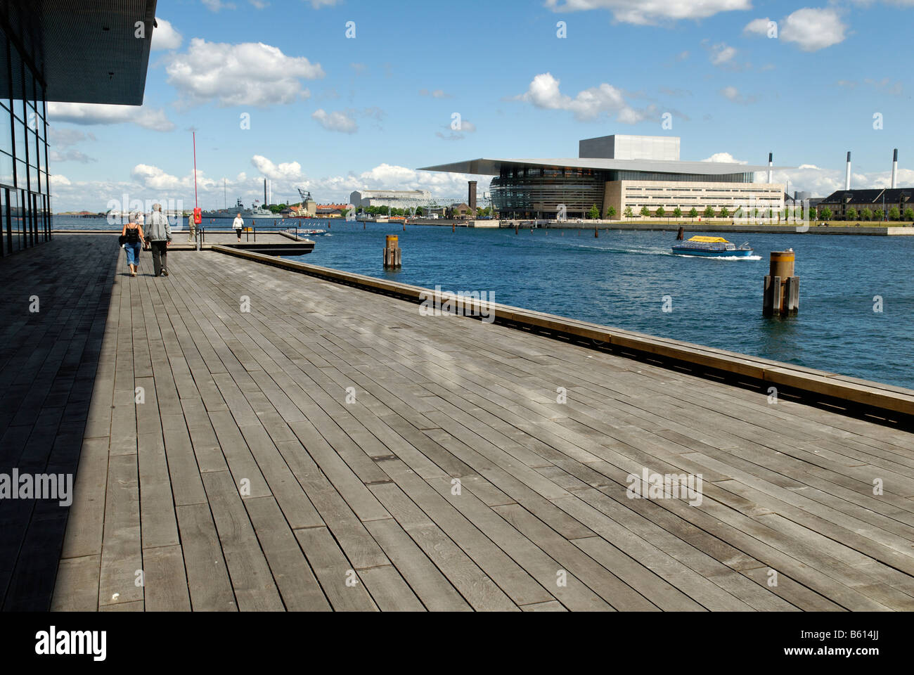 Blick vom neuen Royal Danish Playhouse in Richtung der neuen Oper, Kopenhagen, Dänemark, Skandinavien, Europa Stockfoto