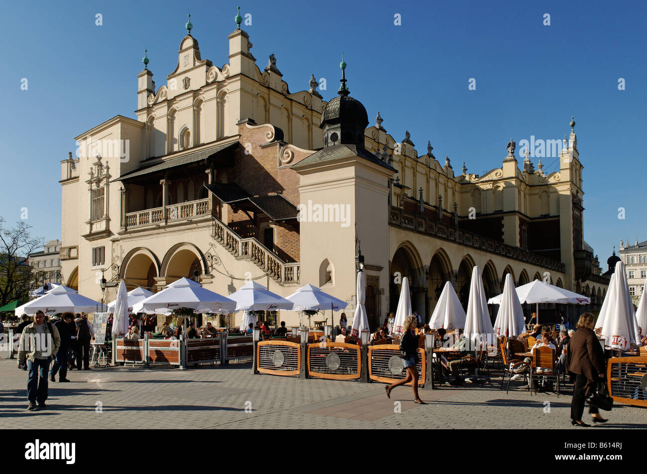 Straßencafé vor die Tuchhalle Sukiennice, im Krakauer Marktplatz Rynek, UNESCO-Weltkulturerbe, Polen, Europa Stockfoto